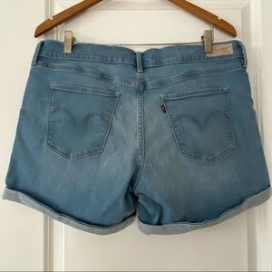 Levi’s Medium Wash Blue Jean Shorts w Rolled Sewn Cuffs Size 32